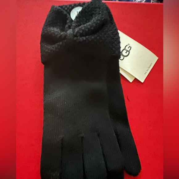 2 Uggs gloves - Picture 7 of 8